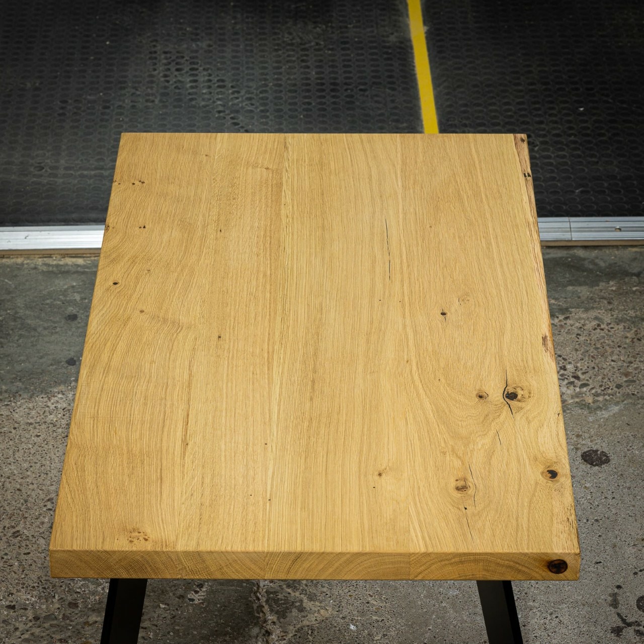 Massivholz Couchtisch Eiche gerade Kante - handgefertigtes Design nach Maß