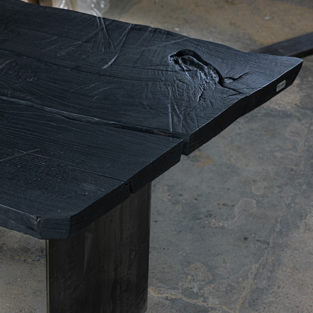 Massiver Holztisch geköhlt aus einem Stück mit Stahlwangen - Eiche