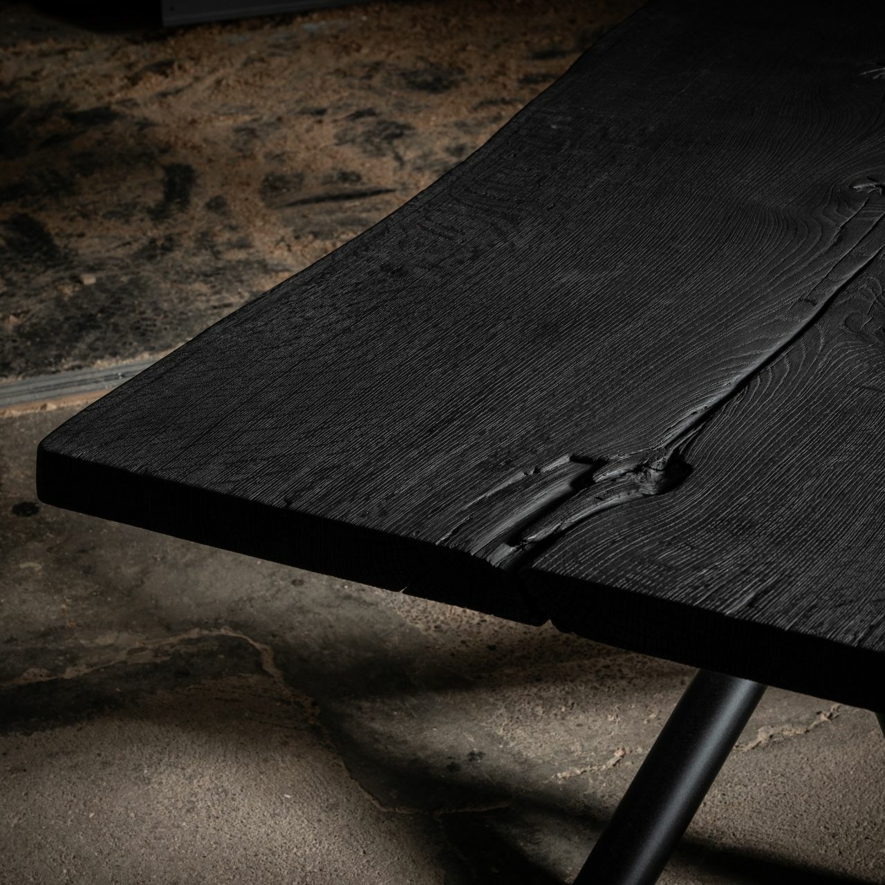 Massiver Holztisch geköhlt aus einem Stück - Eiche