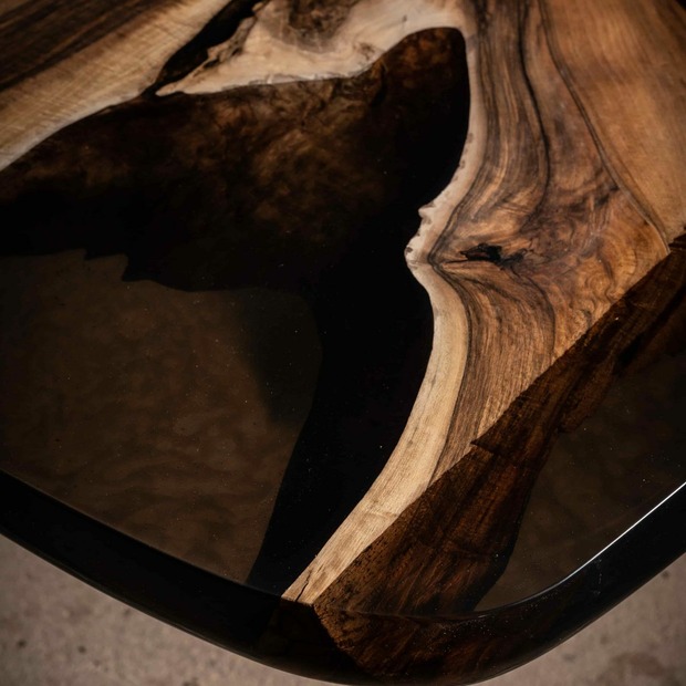 Massiver Holztisch mit Epoxidharz aus einem Stück (Holzart wählbar)