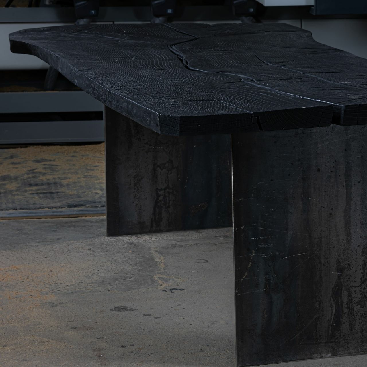 Massiver Holztisch geköhlt aus einem Stück mit Stahlwangen - Eiche