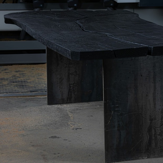 Massiver Holztisch geköhlt aus einem Stück mit Stahlwangen - Eiche