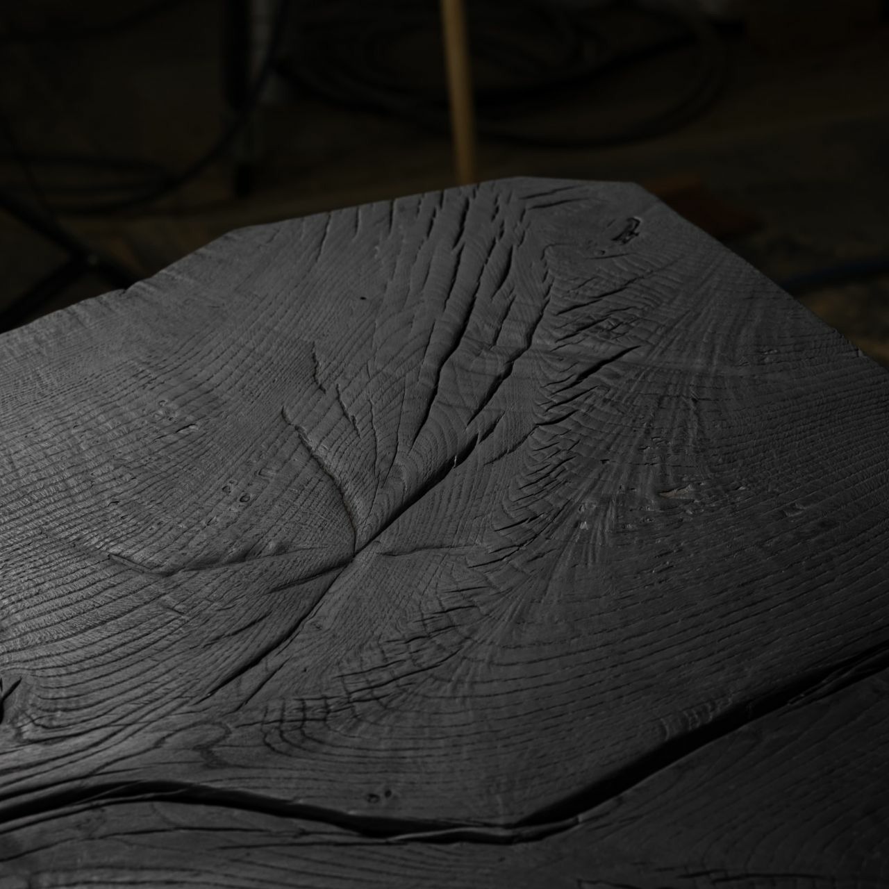 Massiver Holztisch geköhlt aus einem Stück mit Stahlwangen - Eiche