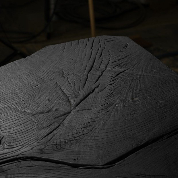 Massiver Holztisch geköhlt aus einem Stück mit Stahlwangen - Eiche