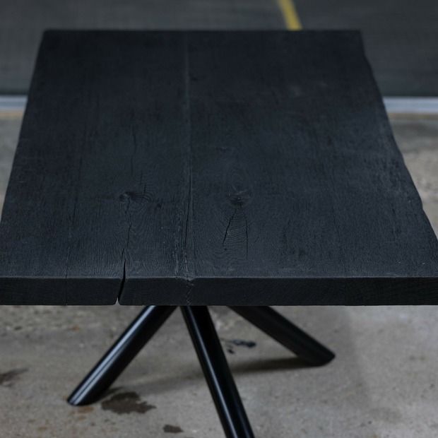 Geköhlter Couchtisch mit Baumkante nach Maß