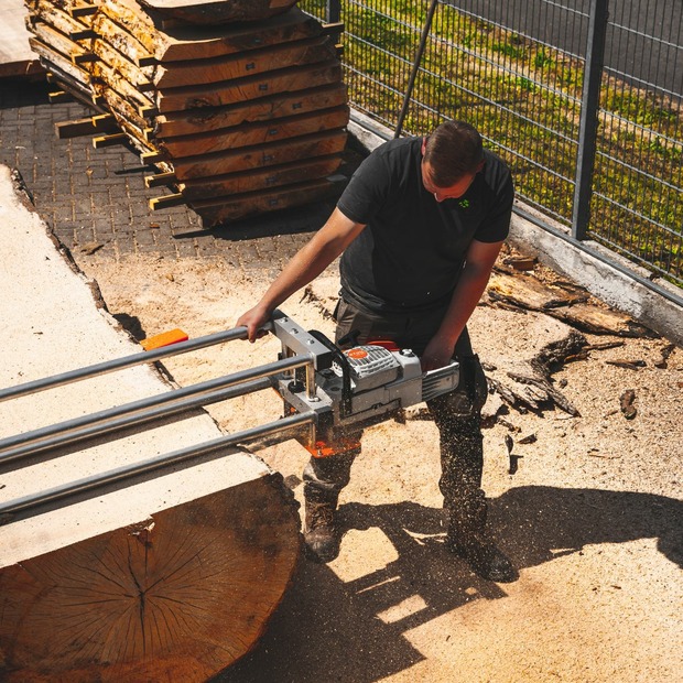 Massiver Holztisch aus einem Stück - Eiche