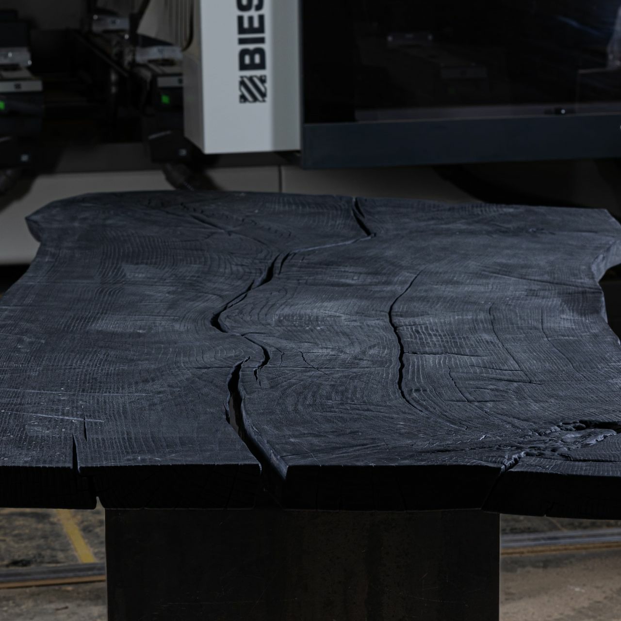 Massiver Holztisch geköhlt aus einem Stück mit Stahlwangen - Eiche