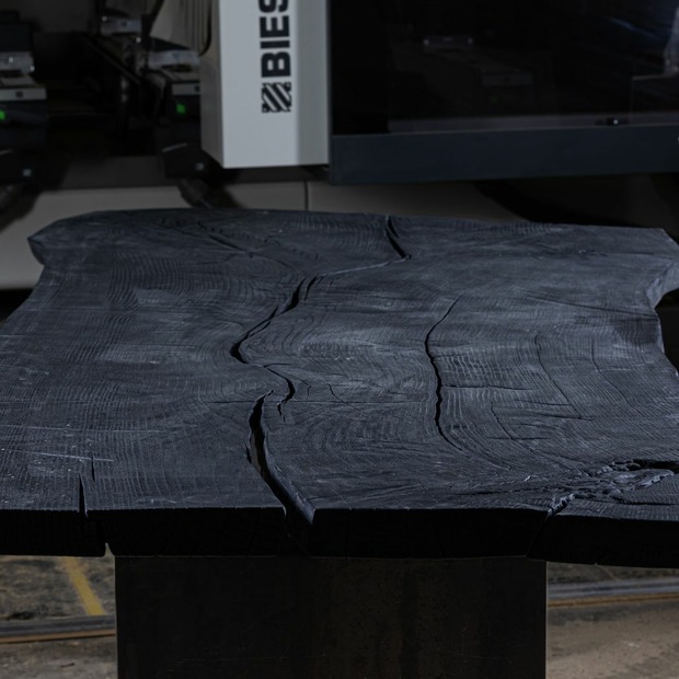 Massiver Holztisch geköhlt aus einem Stück mit Stahlwangen - Eiche