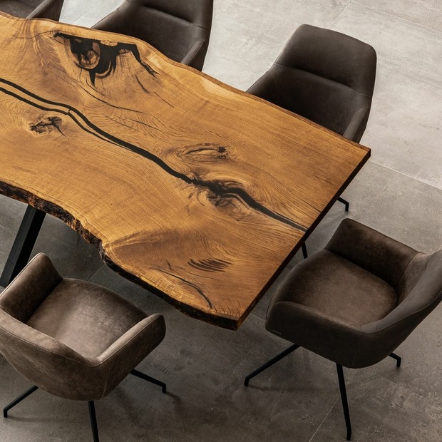 Massiver Holztisch mit Epoxidharz aus einem Stück - Eiche