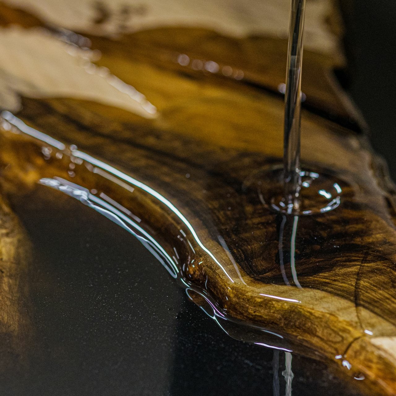 Massiver Holztisch mit Epoxidharz aus einem Stück - Eiche