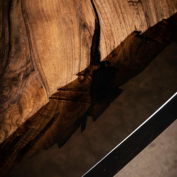 Massiver Holztisch aus einem Stück mit Epoxidharz - Nussbaum