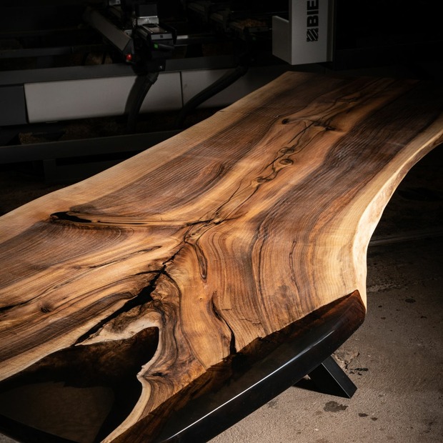 Massiver Holztisch aus einem Stück mit Epoxidharz - Nussbaum