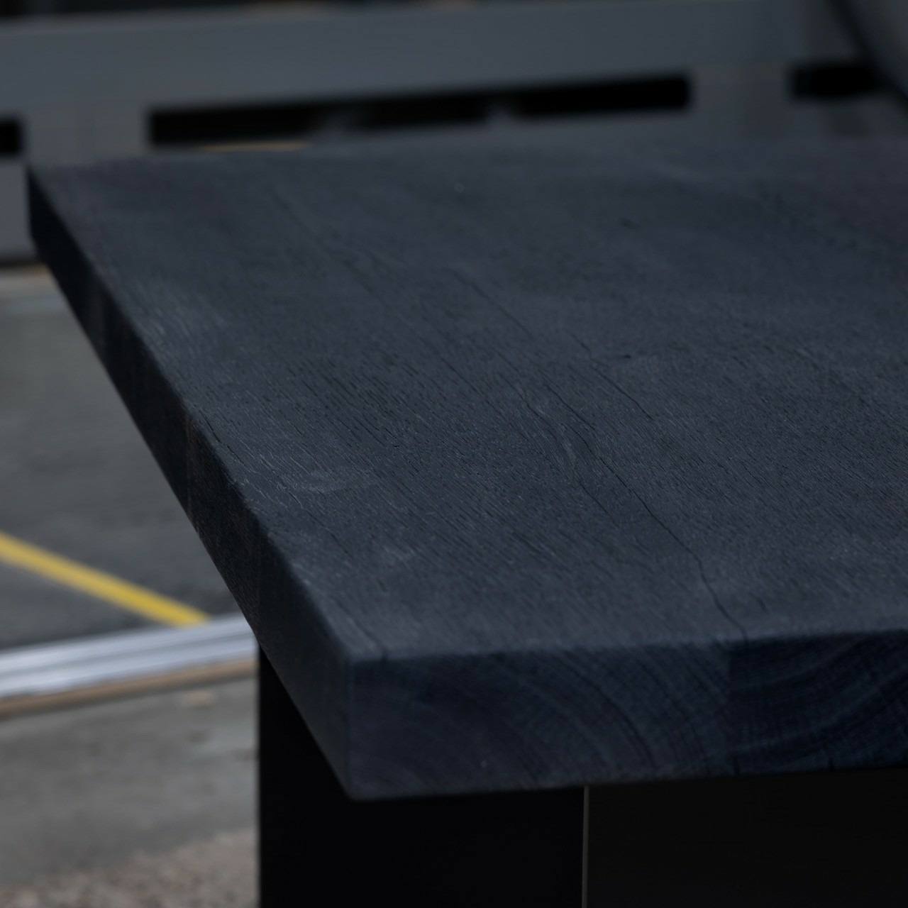 Geköhlter Couchtisch mit gerader Kante nach Maß