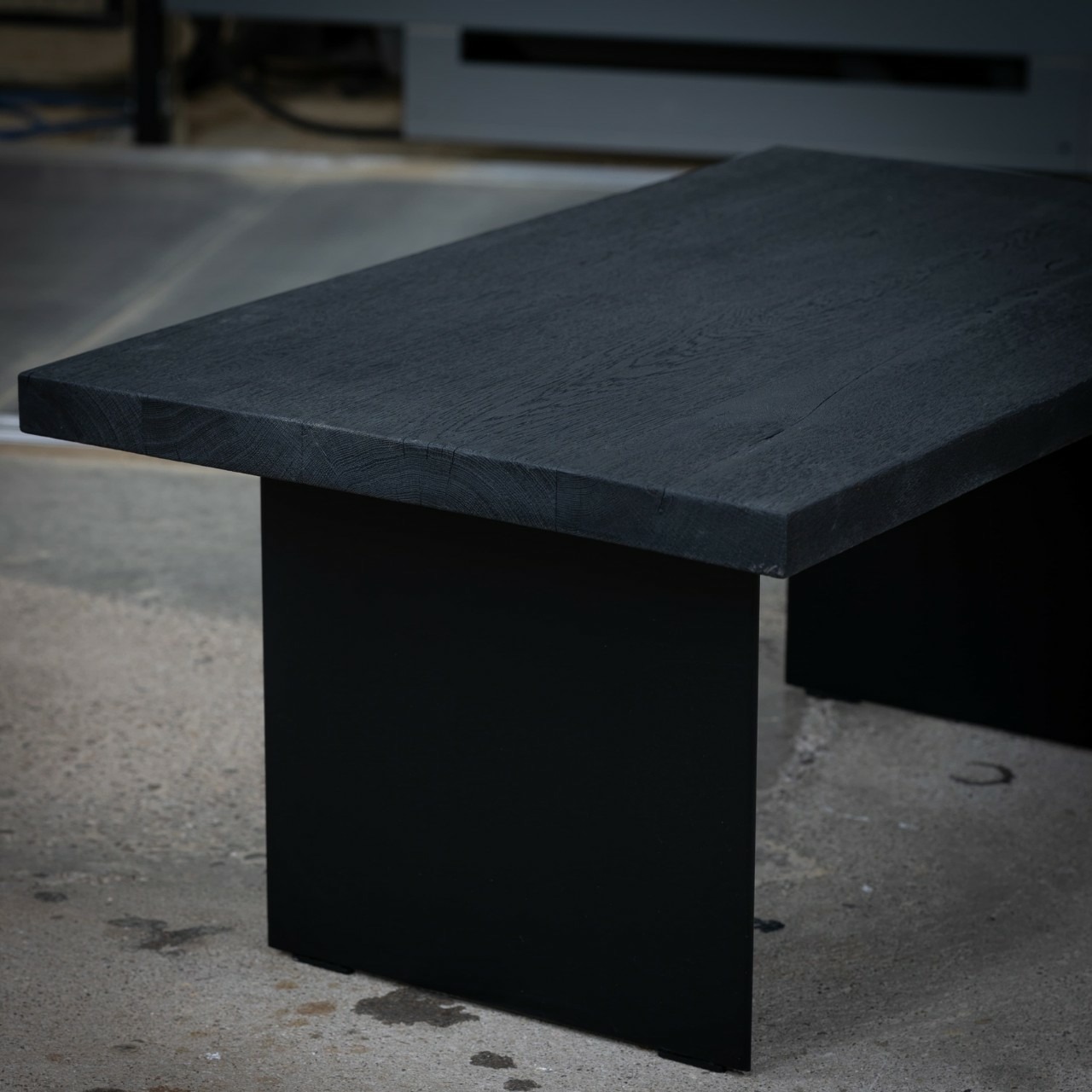 Geköhlter Couchtisch mit gerader Kante nach Maß