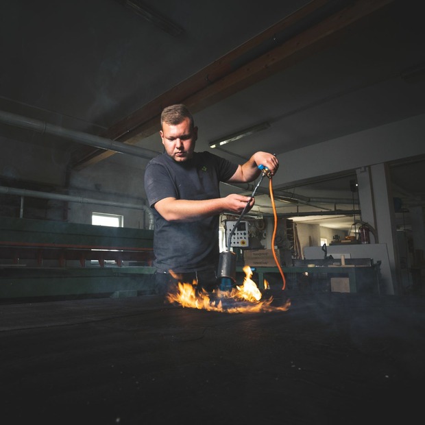 Massiver Holztisch geköhlt aus einem Stück mit Stahlwangen - Eiche