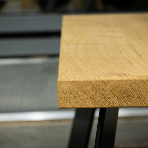 Massivholz Couchtisch Eiche gerade Kante - handgefertigtes Design nach Maß