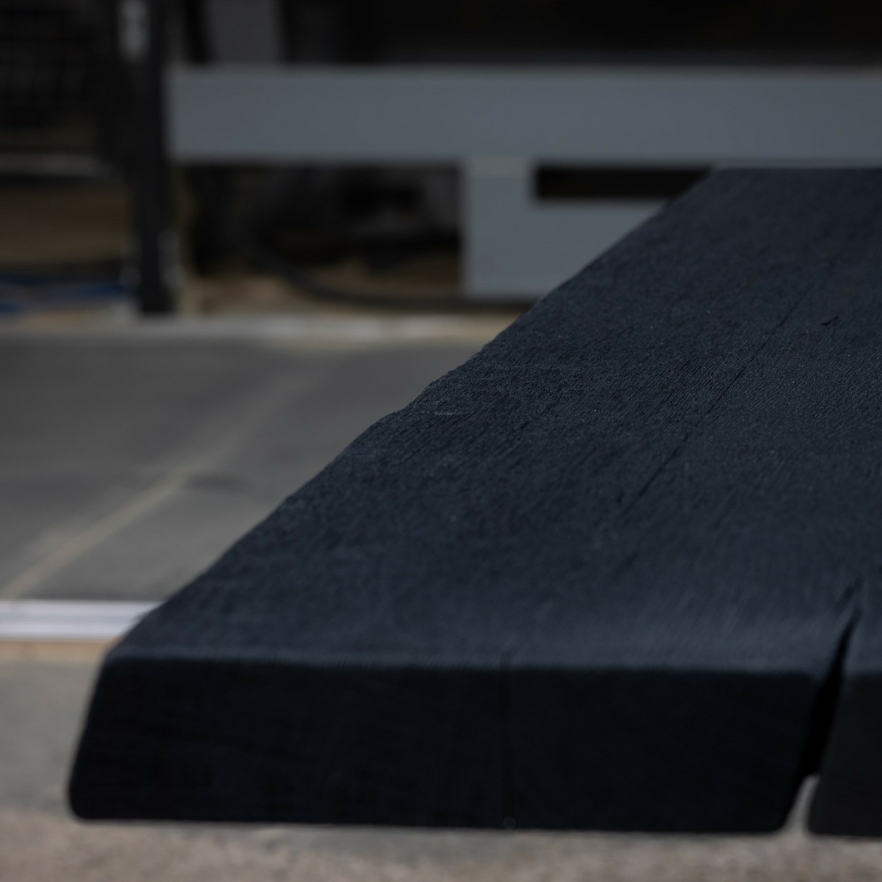 Geköhlter Couchtisch mit Baumkante nach Maß