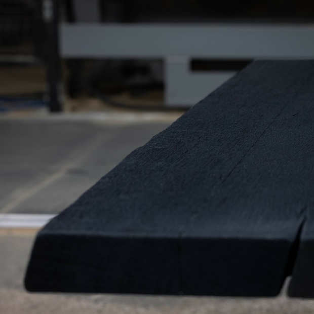 Geköhlter Couchtisch mit Baumkante nach Maß