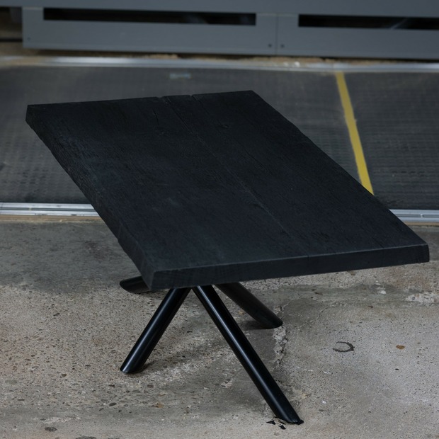 Geköhlter Couchtisch mit Baumkante nach Maß