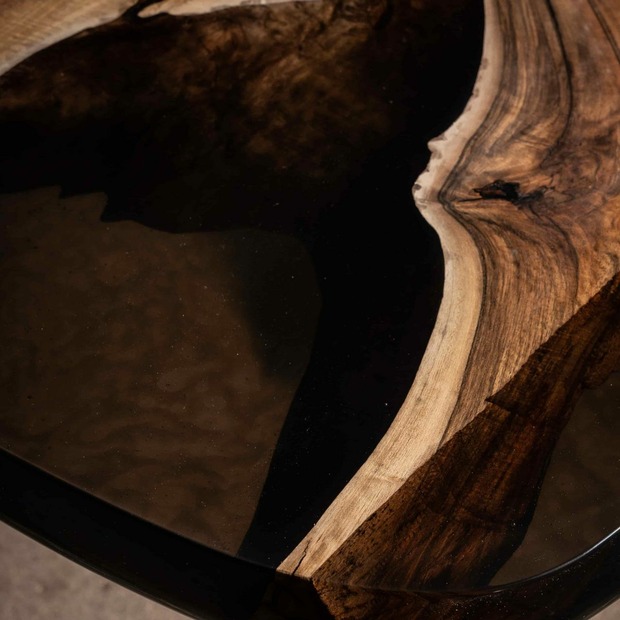 Massiver Holztisch aus einem Stück mit Epoxidharz - Nussbaum