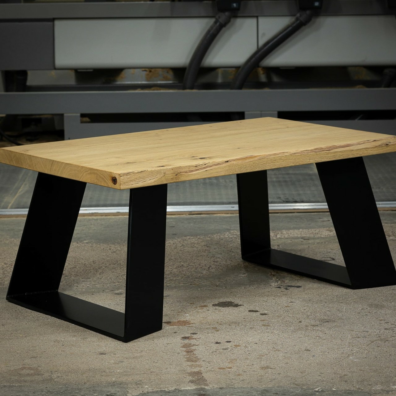 Massivholz Couchtisch Eiche gerade Kante - handgefertigtes Design nach Maß