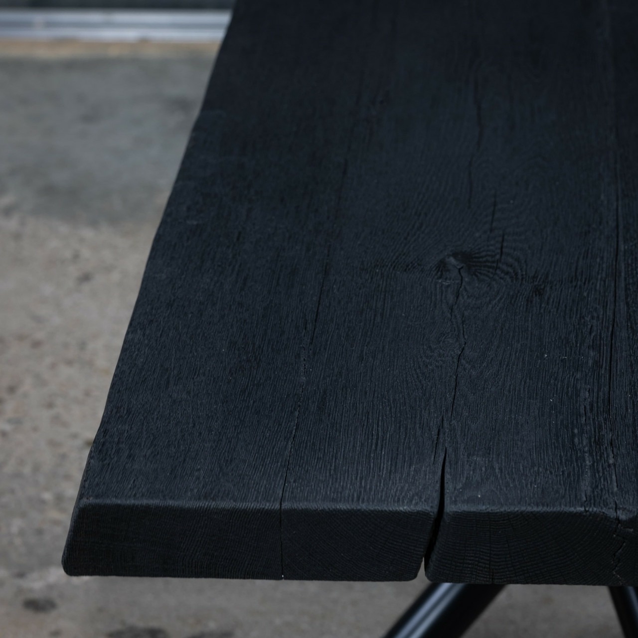 Geköhlter Couchtisch mit Baumkante nach Maß