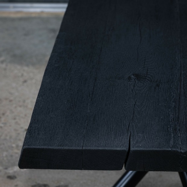 Geköhlter Couchtisch mit Baumkante nach Maß