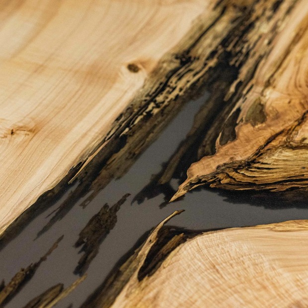 Massiver Holztisch mit Epoxidharz aus einem Stück (Holzart wählbar)