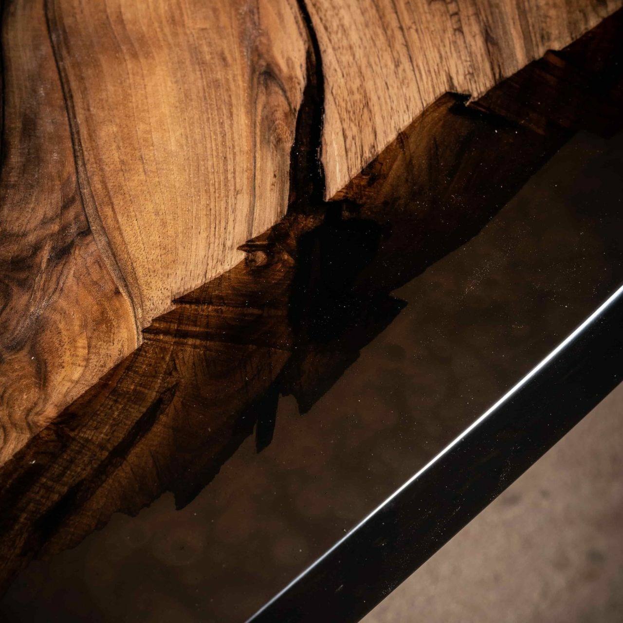 Massiver Holztisch mit Epoxidharz aus einem Stück (Holzart wählbar)