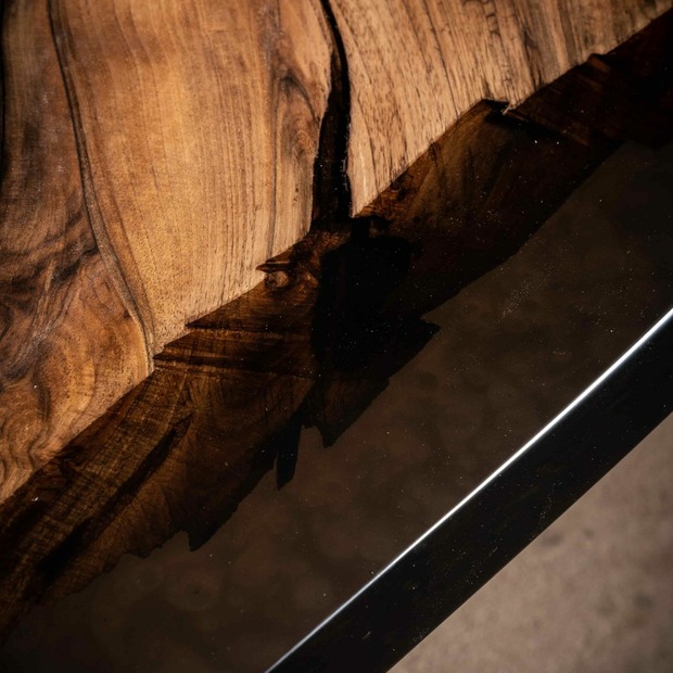 Massiver Holztisch mit Epoxidharz aus einem Stück (Holzart wählbar)